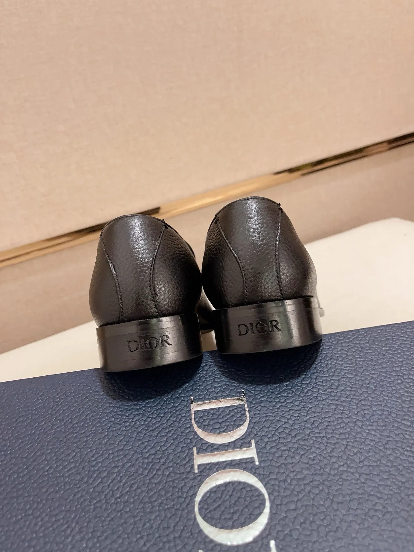 Factory price: 270 men's shoes 💰 High-end version of Dior Dior's new series. Famous actors and Internet celebrities wear super popular designs. They are designed with the sculptures of French artist Niki de Saint Phalle as rings. Material: Fabric: imported original material. Foot pads: cowhide. Outsole: Rubber outsole. Men's shoe size: 38~44. Can be customized to size 45.